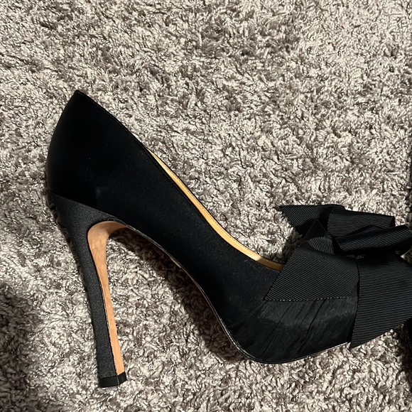 Badgley Mischka Flower Peep Toe Pump - Picture 2 of 8